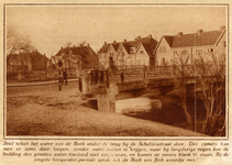 350364 Gezicht op de brug over de Beek te Amersfoort uit het zuidoosten; met op de achtergrond de voorgevels van enkele ...